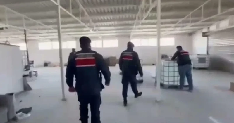 Yılbaşına sayılı günler kala... İzmir’de binlerce litre etil alkol ele geçirildi