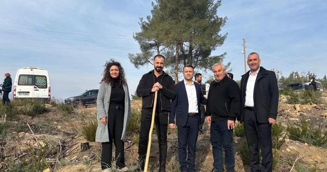 Şehitlerin ismi geleceğe nefes oldu Kozanda duygu dolu fidan dikimi Şehit aileleri fidanları toprakla buluşturdu Adana Haberleri