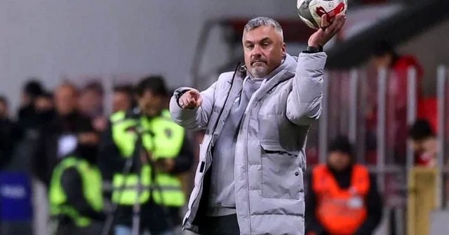 Samsunspor Teknik Direktörü Reis: İlk yarı bizim adımıza başarılı geçti Sözleşme yenileme konusunda henüz anlaşamadık ama kalbim ve aklım burada Kupa formatını eleştiriyorum, çok fazla maç var ve insanlar da ilgi göstermiyor Samsun Haberleri
