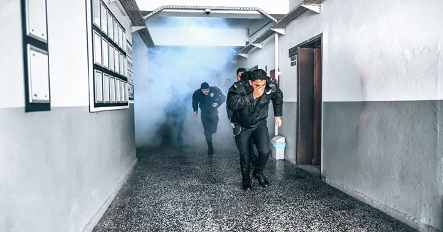 İzmir de, itfaiyeden polis okulunda yangın tatbikatı İzmir Haberleri