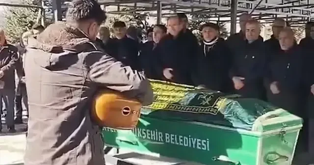 Gaziantep’te vefat eden kişinin vasiyeti üzerine cenazede saz çalındı VİDEO İZLE