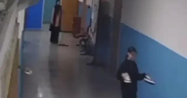 Temizlik görevlisini fark etti ayakkabılarını eline aldı: Yürek ısıtan anlar kameralara böyle yansıdı VİDEO İZLE