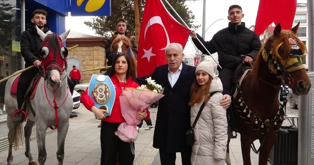 Dünya Boks Şampiyonu Turhan, memleketi Bayburt ta davul zurnayla karşılandı Hedefimiz dünyanın tartışmasız en iyisi boksörü olmak Bayburt Haberleri
