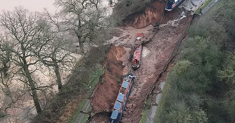 İngiltere de dev obruk onlarca tekneyi yuttu
