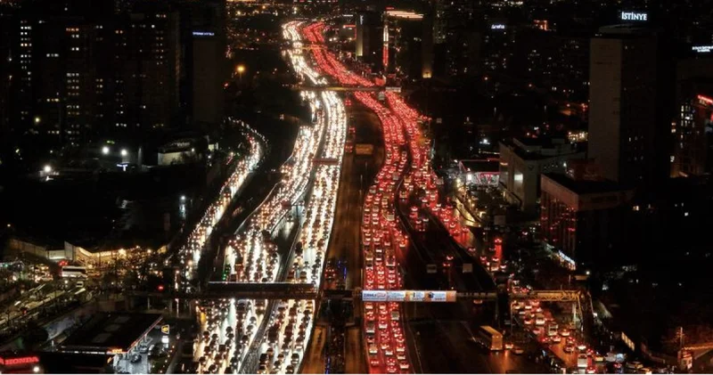 İstanbul da trafik yoğunluğu yüzde 90 ı buldu Son dakika haberleri