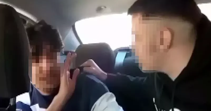 Çevrim içi oyunda küfürleştikleri liseliyi takside alıkoyup, darbettiler