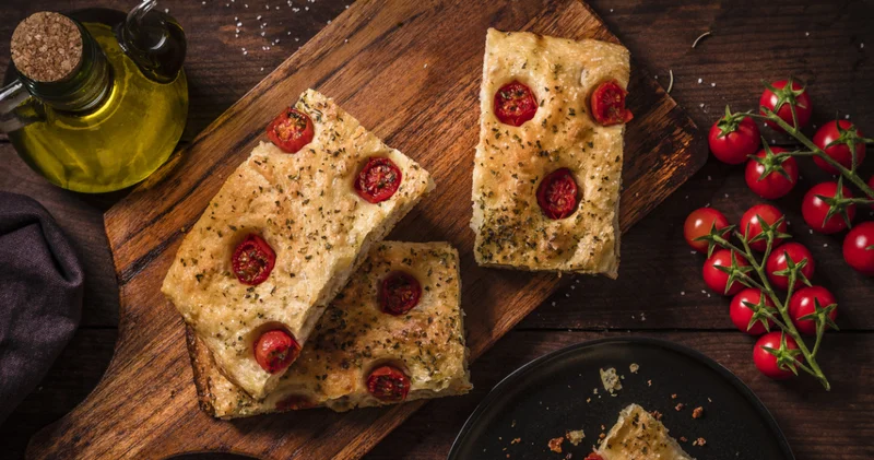 Sadece 5 malzeme ile harikalar yaratın! Dışı çıtır içi yumuşacık orijinal İtalyan focaccia ekmeği nasıl yapılır?