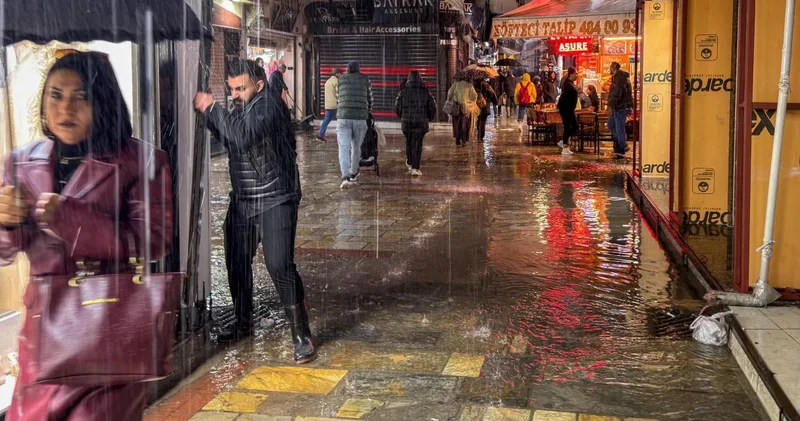 İzmir de sağanak etkili oldu: Araçlar ilerlemekte güçlük yaşadı