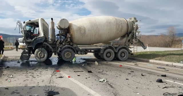 Kütahya da beton mikserleri çarpıştı: 2 yaralı Kütahya Haberleri