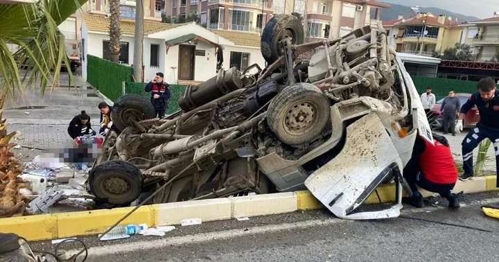 Balıkesir de feci kaza! İnşaat işçilerini taşıyan kamyonet devrildi: 2 can kaybı, 1 ağır yaralı