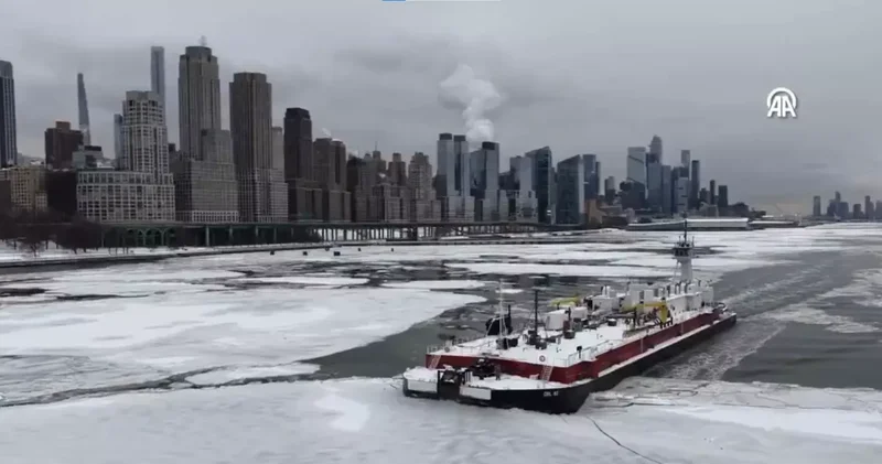 New York ta dondurucu soğuklar Hudson Nehri ni kısmen dondurdu