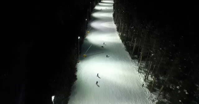 Kristal karların üzerinde gece mesaisi: Sarıkamış ta ışıklar altında kayak keyfi Kars Haberleri