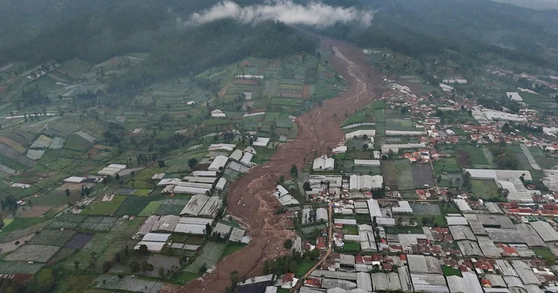 Endonezya daki toprak kaymasında yaşamını yitirenlerin sayısı 34 e çıktı