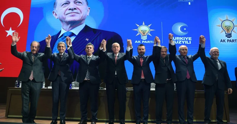 AK Parti ye katılımlar sürüyor