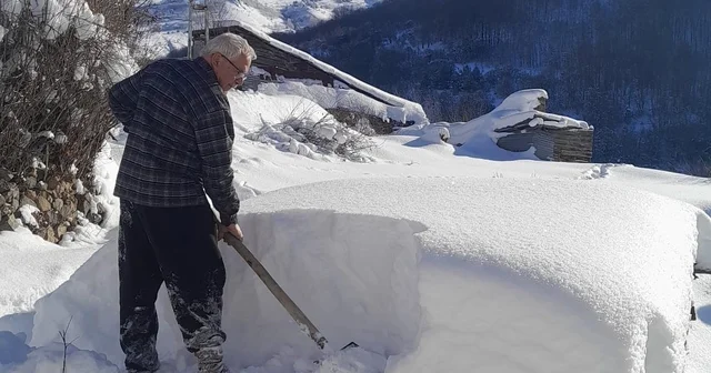 Gümüşhane de vatandaşların zorlu kış mesaisi Çatılarda biriken 1,5 metre karı temizlemek için Aktutan köyü sakinler uğraş veriyor Gümüşhane Haberleri