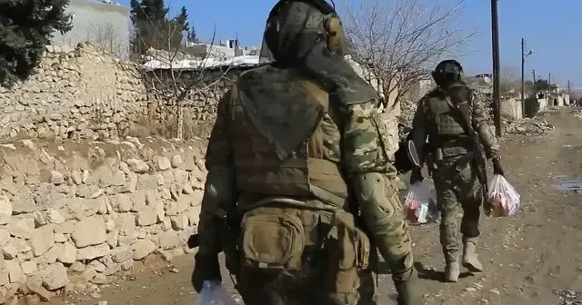 Suriye ordusu sivillere temel gıda malzemesi dağıttı VİDEO İZLE