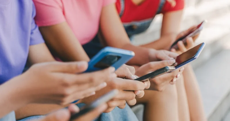 Fransa da 15 yaş altına sosyal medya yasağı için harekete geçti Teknoloji Haberleri