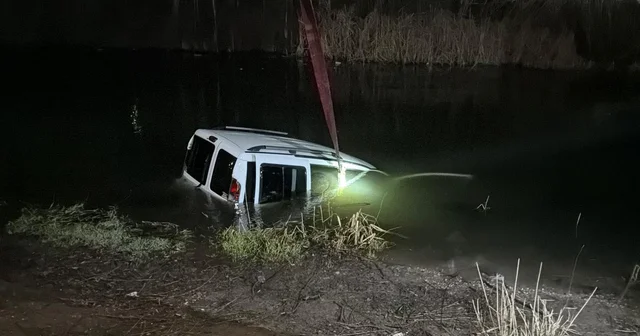 Park halindeki hafif ticari araç, Porsuk Çayı na düştü Eskişehir Haberleri