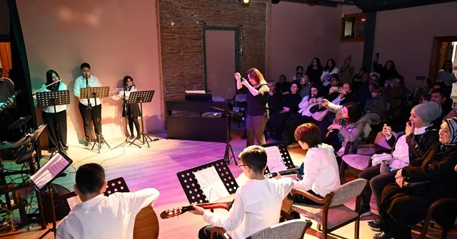 Mersin de çocuk kampüsü öğrencilerinden sanat şöleni Mersin Haberleri