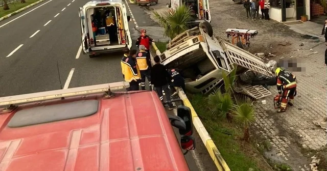 Edremit te kamyonet bariyerlere girdi: 2 ölü, 1 yaralı Balıkesir Haberleri