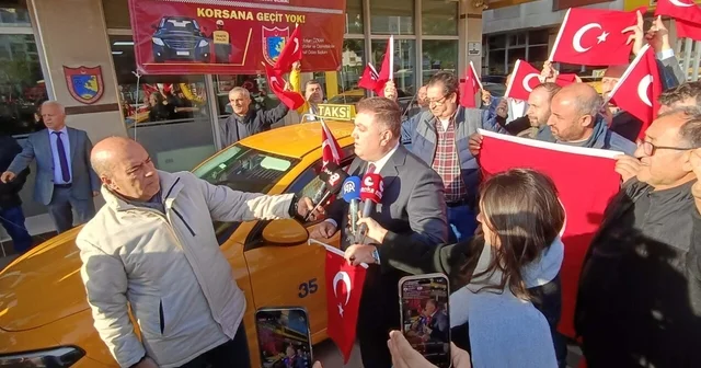 İzmir de taksiciler araçlarını Türk bayraklarıyla donattı İzmir Haberleri