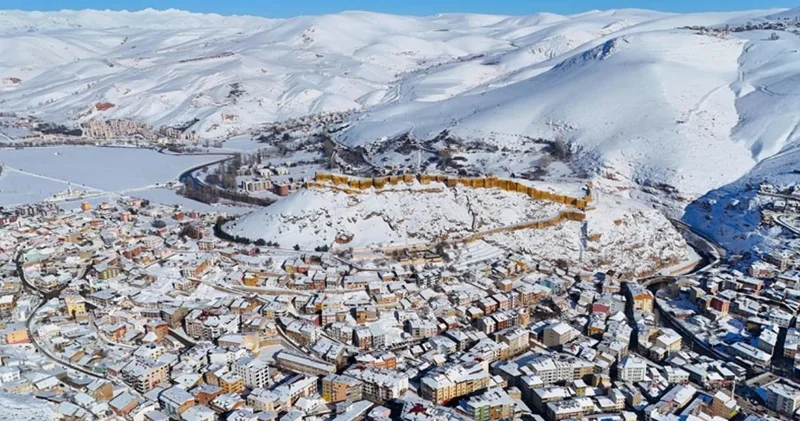 Türkiye deki 3 kilometrelik kale bembeyaz oldu