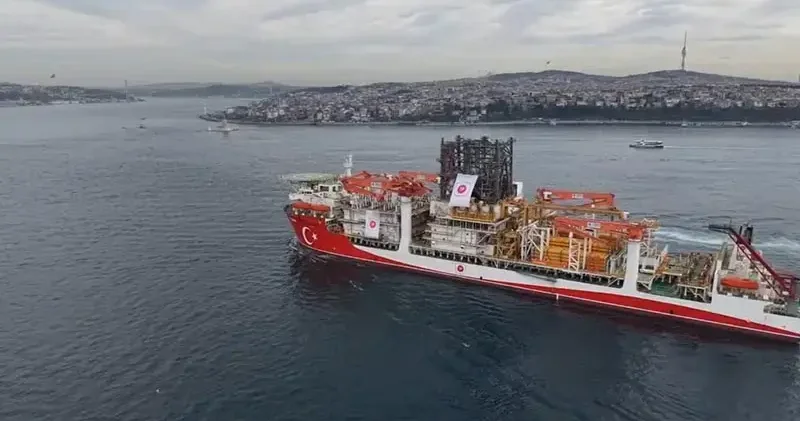 Yıldırım derin deniz sondaj gemisi İstanbul Boğazı ndan geçti