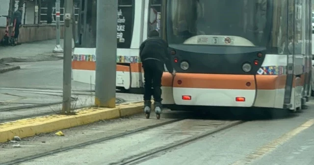Patenli çocuk tramvayın arkasına tutunarak canını hiçe saydı Eskişehir Haberleri
