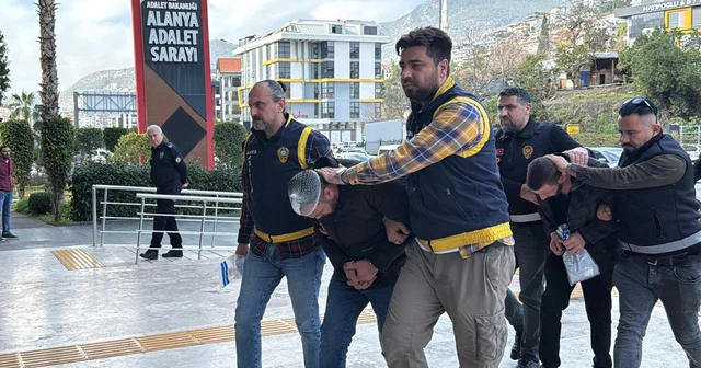 Alanya da bıçaklı ve zincirli kavga kamerada; 7 gözaltı Antalya Haberleri
