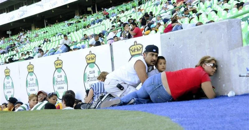 Kanlı hesaplaşmada taraftarı taradılar: Stadyumda can pazarı Sözcü Gazetesi