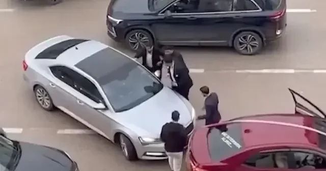 Trafik magandaları iş başında: Düğün konvoyunun arasından geçen aracın önünü kesip saldırdılar VİDEO İZLE