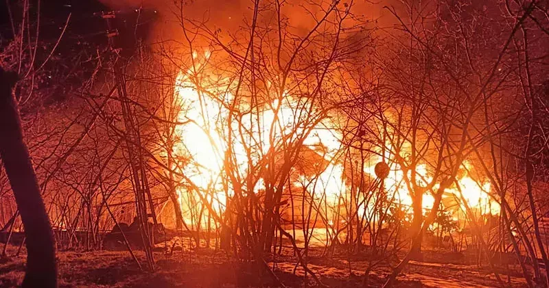 Yanan evinin 10 metre ilerisinde ağaçta asılı cansız bedeni bulundu