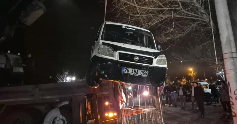 Eskişehir de bir araç Porsuk Çayı na düştü