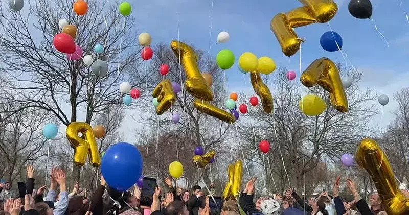 Esenyurt ta SMA hastası Asaf ın tedavi ücretinin tamamlanması balon uçurarak kutlandı