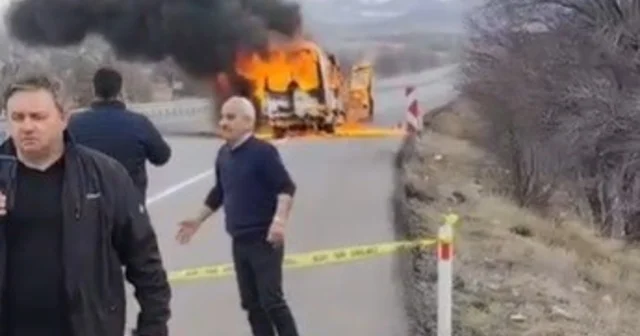Yolcu minibüsü alev topuna döndü Konya Haberleri