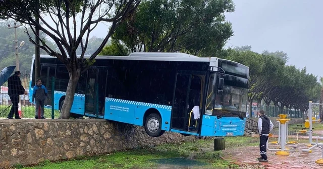 Freni boşalan otobüs, duvarda asılı kaldı Antalya Haberleri