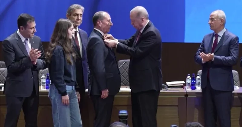 4 belediye başkanı daha AKP ye geçti, rozetlerini Erdoğan taktı Sözcü Gazetesi