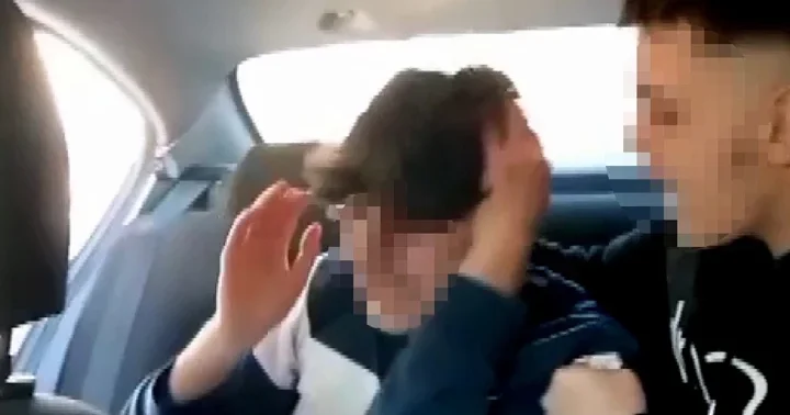 Görüntüler dehşete düşürdü! Lise öğrencisini alıkoyarak takside darbettiler