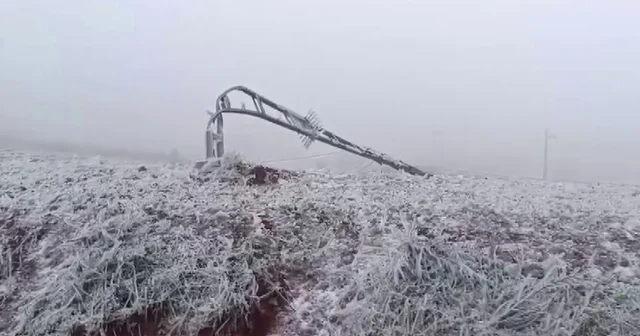 Tipi onlarca elektrik direğini yıktı, buzla kaplanan iletim hatları ekiplerce temizlendi Hatay Haberleri