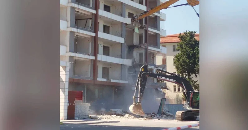 CHP li Kara dan hasarlı okul binasının eğitim öğretim yılı içinde yıkılmasına tepki: Plansızlık, eğitimi aksatıyor!