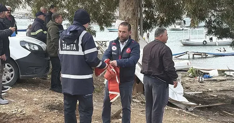 Yıkımda teknenin altından Türk bayrağı çıktı, işlem durduruldu
