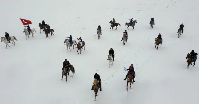 Karlı arazide yem bulamayan yaban hayvanları için atlı seferberlik Erzurum Haberleri