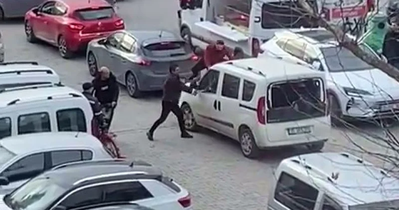 Polis merkezi önünde sürücüye saldırdılar! Son dakika haberleri