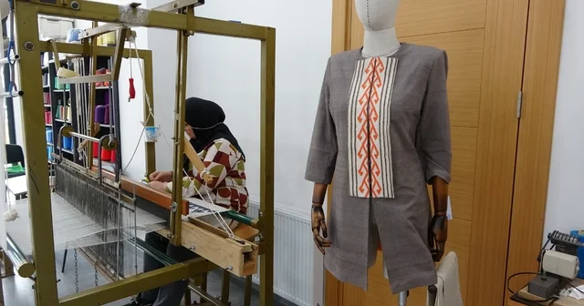 Döneminde padişahların gücünü ve kudretini simgeliyordu şimdi Trabzon da yeniden hayat buluyor Doğal iplikler kullanılarak üretilen kumaşlara Osmanlı motifi olan Eli belinde deseni işleniyor Trabzon Haberleri