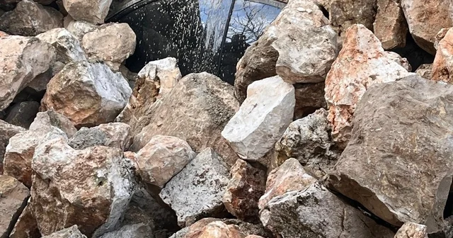 Çöken istinat duvarı iki aracı yuttu Denizli Haberleri