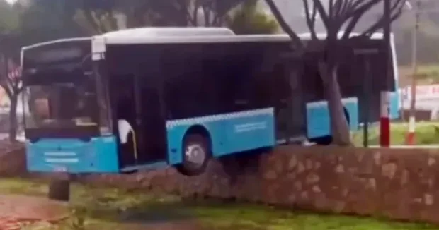 Antalya haberleri Antalya da facianın eşiğinden dönüldü: Halk otobüsü duvarda asılı kaldı 26 Ocak 2026