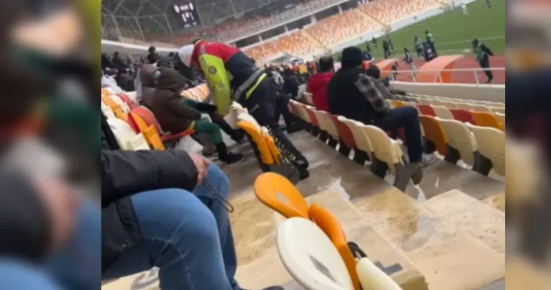 Polis üşüyen çocuğa kendi çoraplarını giydirdi