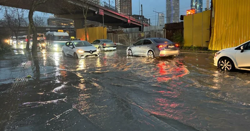 İzmir i sağanak vurdu: Caddeler göle döndü