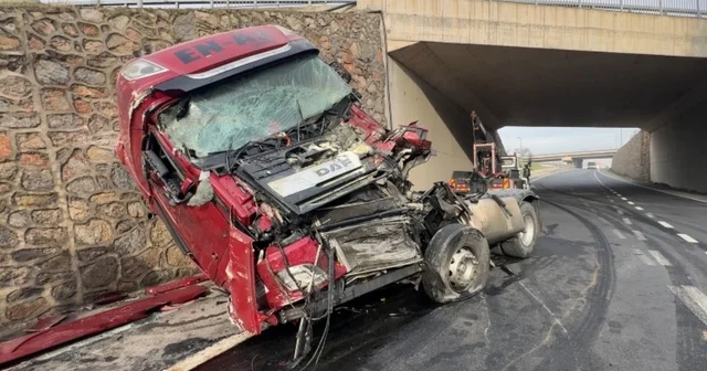 Kocaeli de istinat duvarına çarpan tırın sürücüsü ağır yaralandı Kocaeli Haberleri