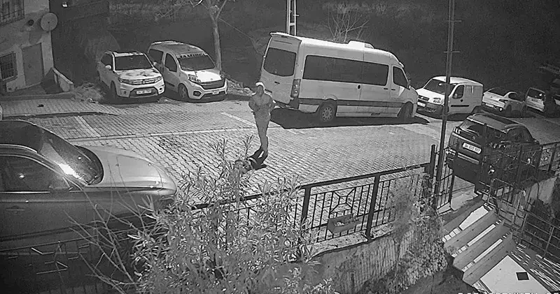 Başakşehir’de park halindeki cipe levye ile saldırdı, telefonla kaydetti